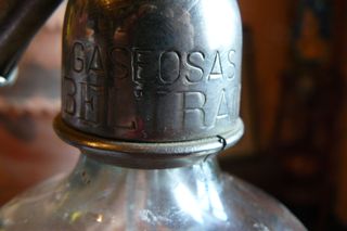 Sifón antiguo con cabeza de plomo