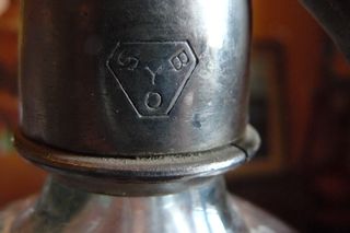 Sifón antiguo con cabeza de plomo