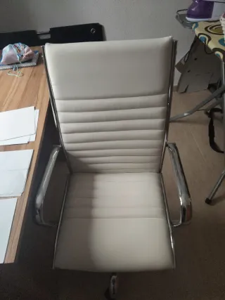 Escritorio y silla de oficina