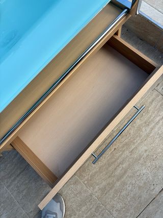 Mueble de baño con lavabo y grifo