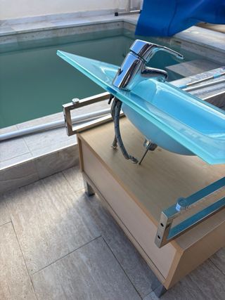 Mueble de baño con lavabo y grifo