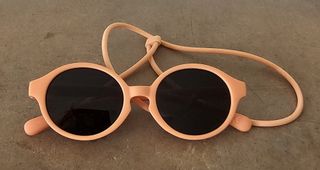 Gafas de sol para bebé color melocotón