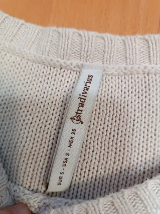 Jersey de punto beige con trenzas