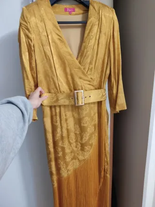 Vestido dorado con flecos