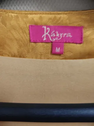 Vestido dorado con flecos