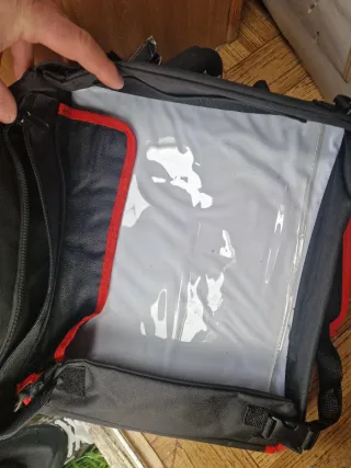 Mochila negra y roja con cremallera