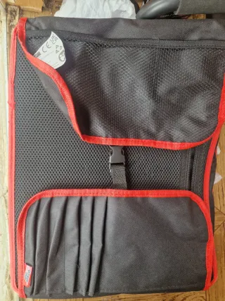 Mochila negra y roja con cremallera