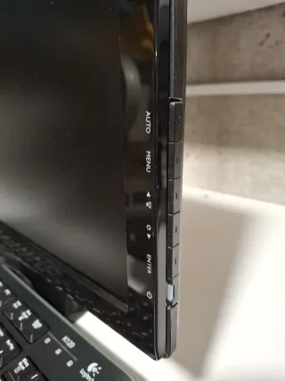 Pantalla Benq 22 pulgadas y Teclado Logitech