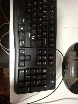 Pantalla Benq 22 pulgadas y Teclado Logitech
