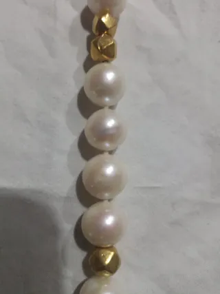 Collar de perlas y detalles dorados