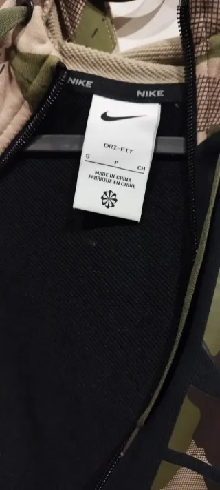 Sudadera Nike con capucha color negro y camuflaje.