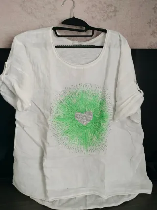 Camiseta o túnica blanca  corazón verde y plateado