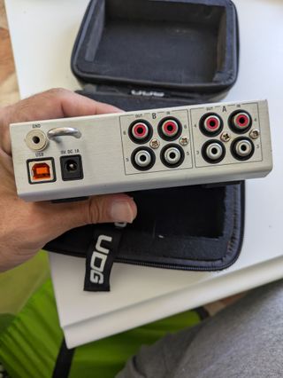 Traktor Audio 6 con funda UDG