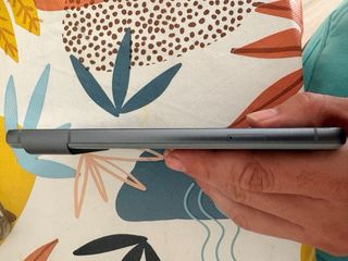 Google Pixel 8  Verde con dos fundas.