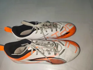 Zapatillas de fútbol Puma blancas y naranjas