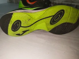 Zapatillas de fútbol Puma blancas y naranjas