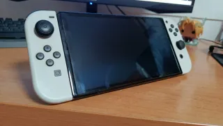 Nintendo Switch OLED Bianca + Controller Pro Tom Nook