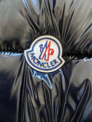 Chaqueta Moncler Negra con Capucha de pelo amarama