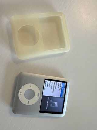 iPod Nano 4GB Plata + Funda Silicona+ cable carga