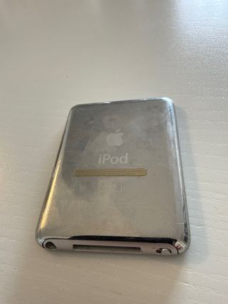 iPod Nano 4GB Plata + Funda Silicona+ cable carga