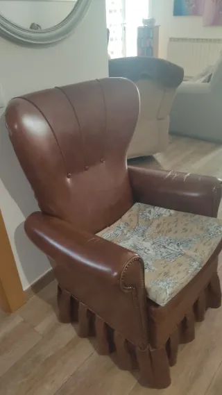Sillón de piel marrón con cojín estampado