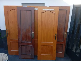 Puertas de madera con poco uso