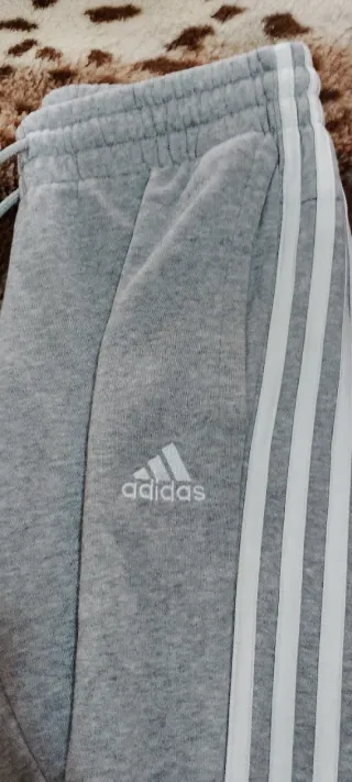 Pantalón deportivo Adidas como nuevo
