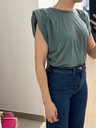 Camiseta verde Zara con hombros abullonados