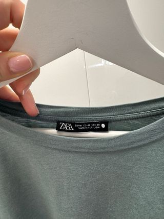 Camiseta verde Zara con hombros abullonados
