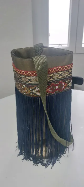 Bolso cubo con flecos y bordado