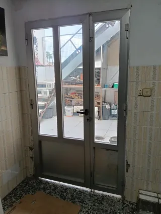 Puerta de aluminio con cristal