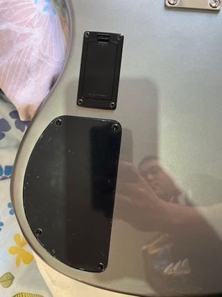 Bajo Yamaha plateado con funda