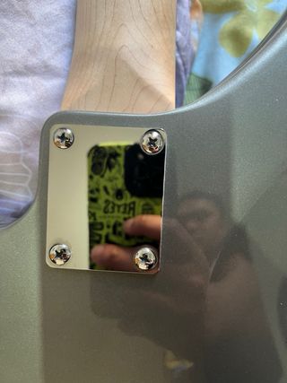 Bajo Yamaha plateado con funda