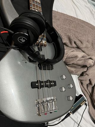 Bajo Yamaha plateado con funda