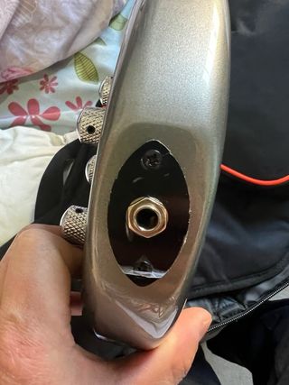 Bajo Yamaha plateado con funda