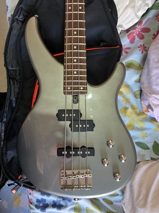 Bajo Yamaha plateado con funda