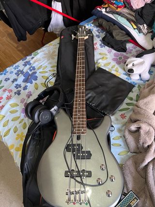 Bajo Yamaha plateado con funda