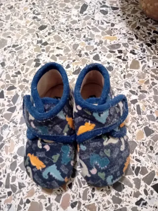 Zapatillas de dinosaurios para bebé