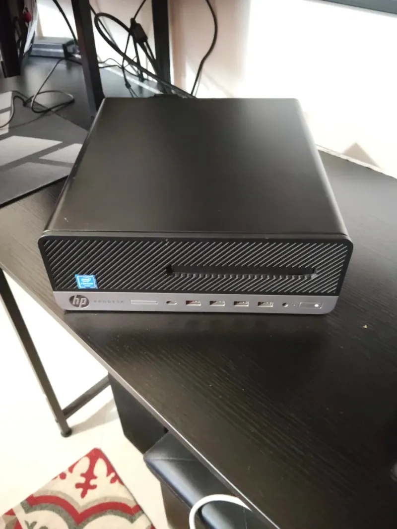 PC de escritorio HP ProDesk en negro/gris