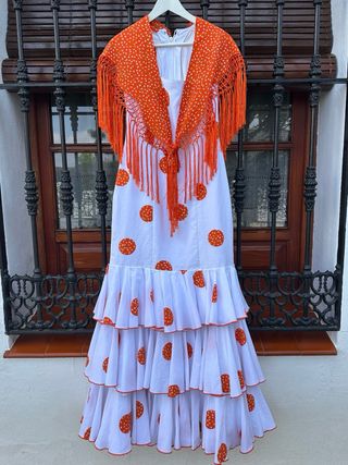 Traje de flamenca blanco con lunares naranjas