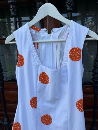 Traje de flamenca blanco con lunares naranjas