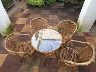 Mesa ratán y 4 sillas cristal