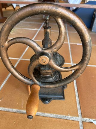 Antiguo Molinillo de Café de Hierro Fundido