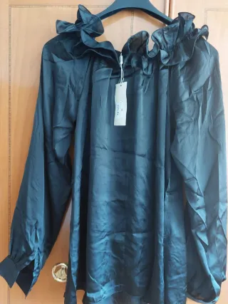 Blusa negra con volante Talla M