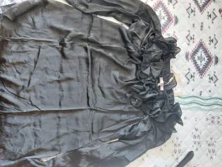 Blusa negra con volante Talla M