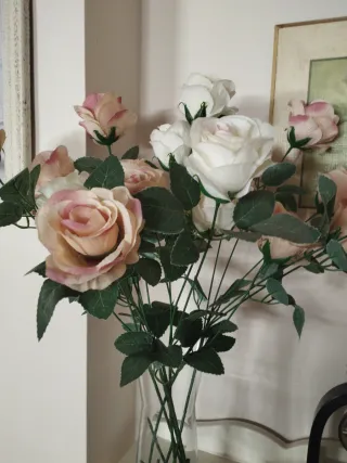 Flores artificiales rosas y blancas, regalo jarrón