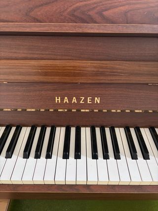 Piano HAAZEN de madera oscura con banqueta