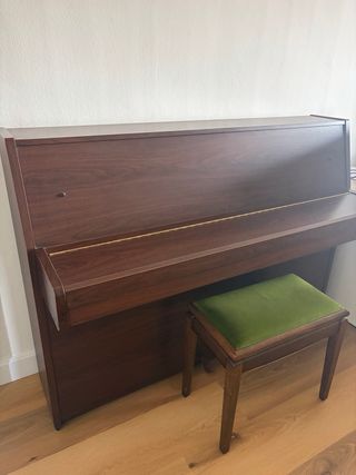 Piano HAAZEN de madera oscura con banqueta