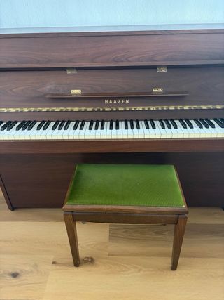 Piano HAAZEN de madera oscura con banqueta