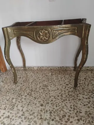 Mesa antigua madera y dorada